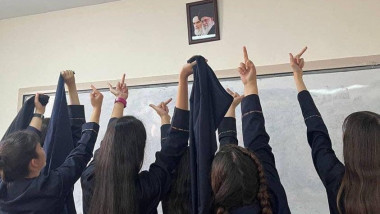 Fete de școală arată degetul mijlociu spre portretul ayatollahilor iranieni, la Karaj