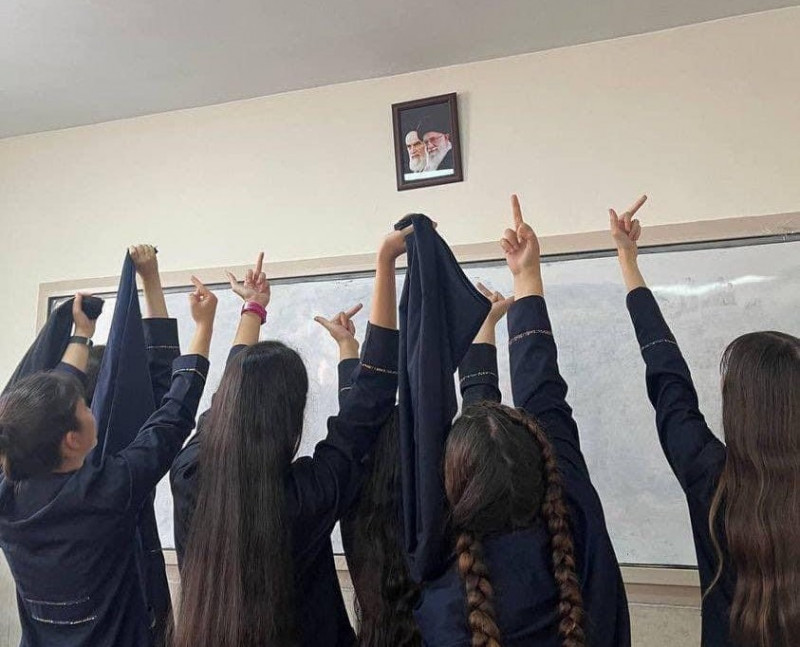 Fete de școală arată degetul mijlociu spre portretul ayatollahilor iranieni, la Karaj