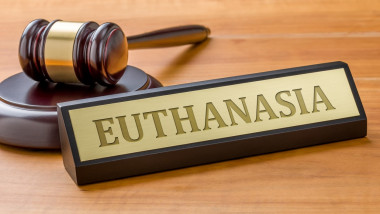 Ciocanel de justiție cu o placuță pe care scrie „Eutanasie”