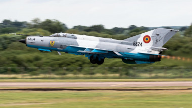 MiG-21 Lancer care decolează.