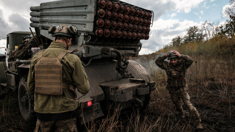 soldat ucrainean cu lansator de rachete in fata