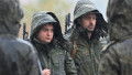 soldati rusi cu arme in ploaie