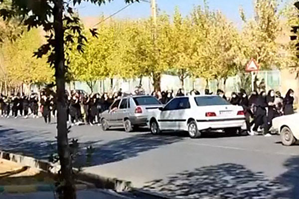 Cum au sfidat elevele iraniene Basij-ul, forțele paramilitare trimise să strivească revolta populară