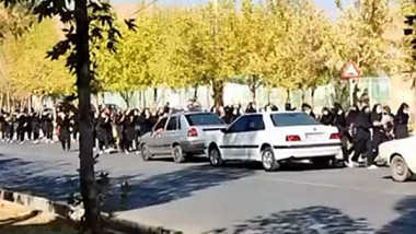 zonă cu trafic și fete îmbrăcate în negru la un protest anti-regim în Iran