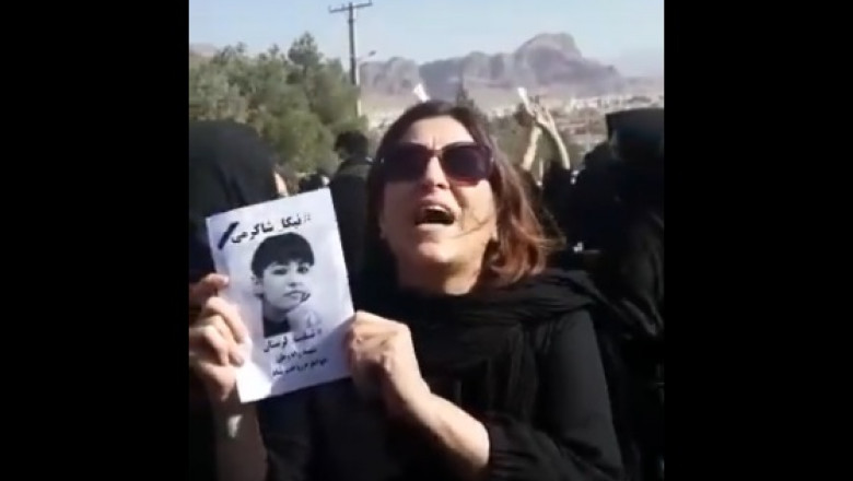 protestatara in iran cu fotografia fetei ucise