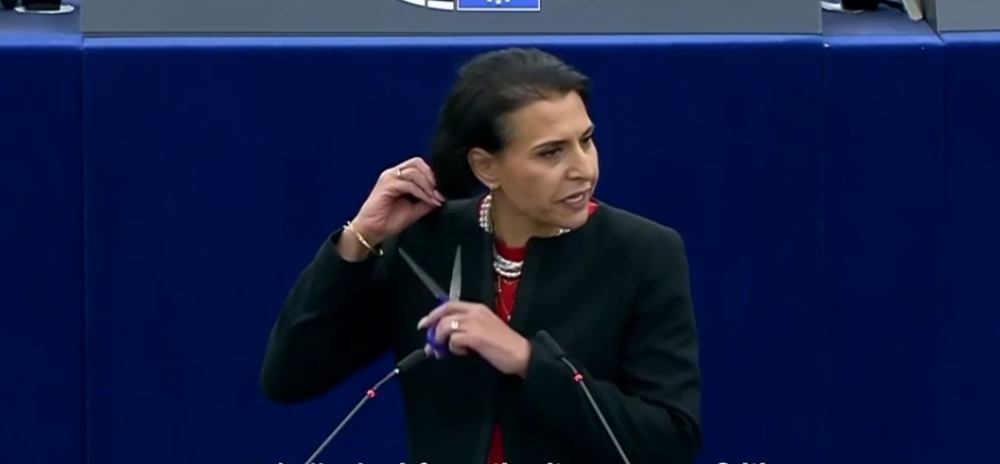 Momentul în care o europarlamentară își taie părul chiar de la tribuna Parlamentului European