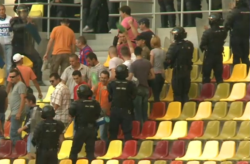 Polițiștii fac percheziții pentru tâlhărie, după un scandal violent între suporteri la meciul FCSB-Viking