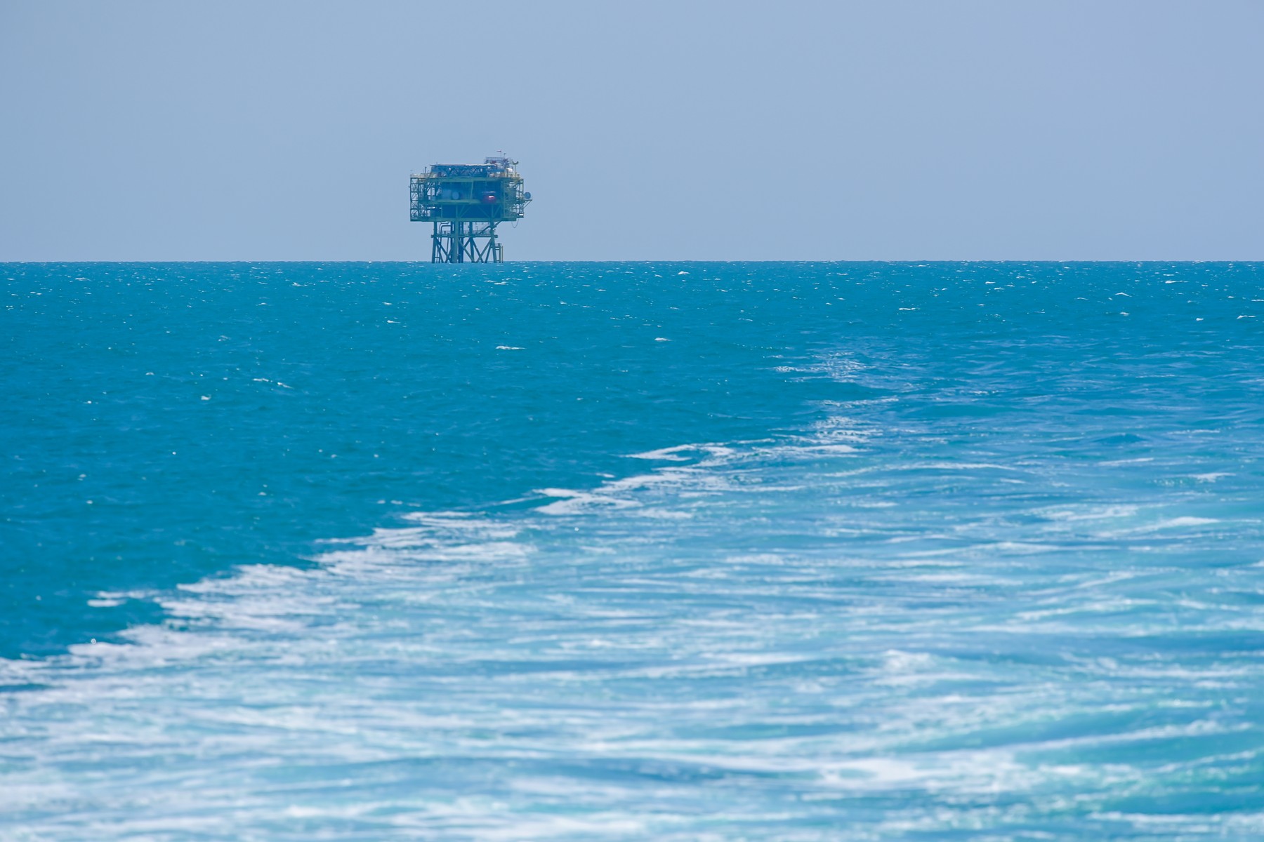 Furt de petrol fără precedent. Hoții au construit o conductă de 4 kilometri în mare prin care au sifonat țiței timp de 9 ani