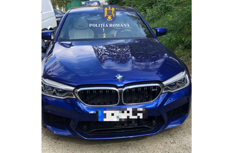 Un BMW de 136.000 de euro a fost găsit alături de hoțul urmărit internațional într-o curte din Crăcăoani