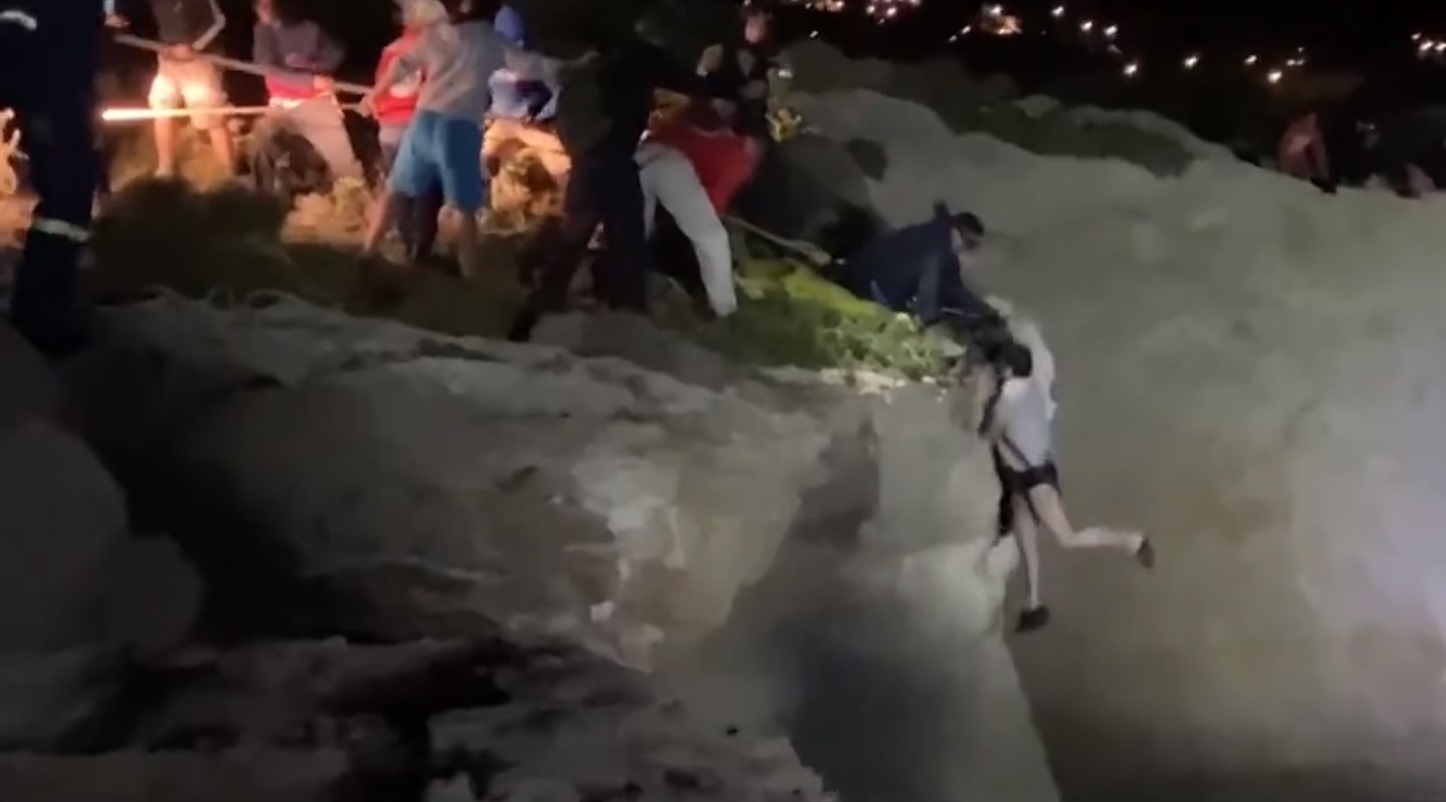 Momente dramatice în Grecia. Zeci de migranți au fost salvați de la înec după ce bărcile lor s-au izbit de stânci și s-au scufundat