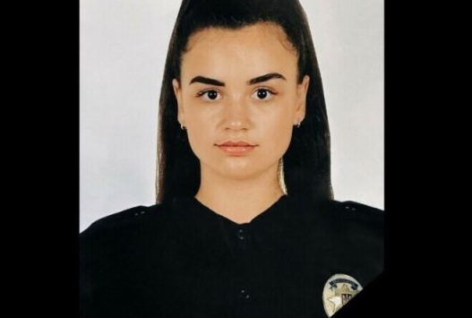 O polițistă de 22 de ani a fost împușcată în cap în fața unei școli din Cernăuți. Voia să prindă un pedofil
