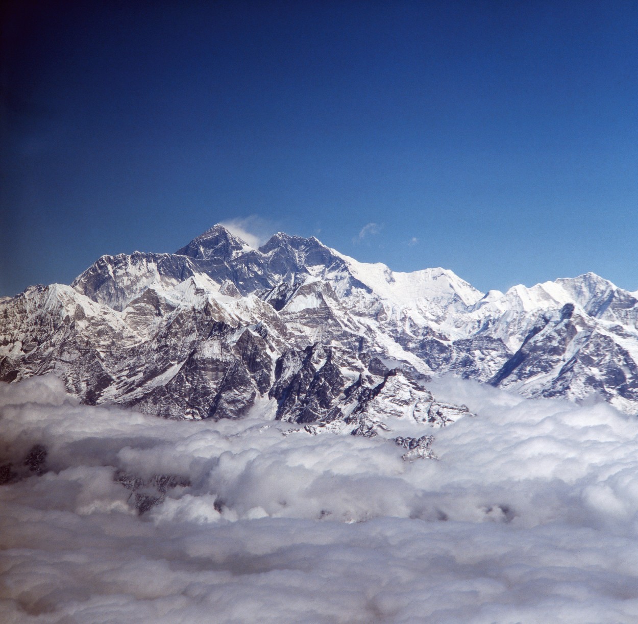 Cel puţin 19 oameni au murit şi 10 au fost dați dispăruţi în urma unei avalanşe în Himalaya