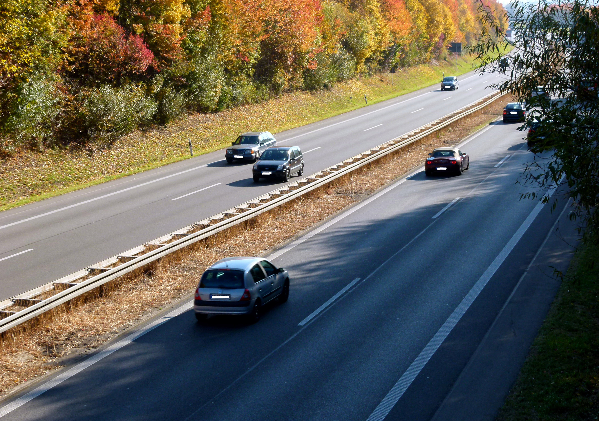 Român abandonat de șoferul de autocar la marginea unei autostrăzi din Germania. După câteva ore a fost găsit inconștient