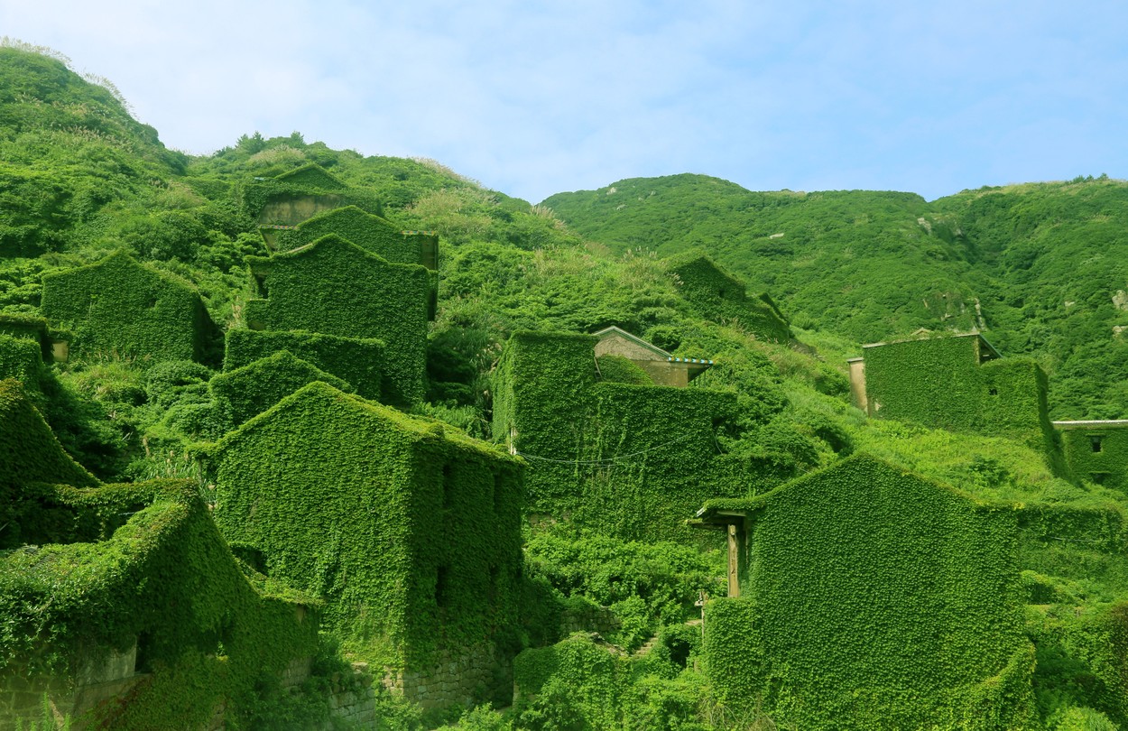 Atracție turistică stranie pe o insulă din China: Un sat-fantomă care a fost înghițit de natură a făcut senzație pe internet