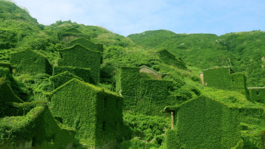 Satul-fantomă Houtouwan de pe o insulă din China a fost înghițit de natură