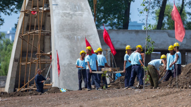 muncitori in constructii