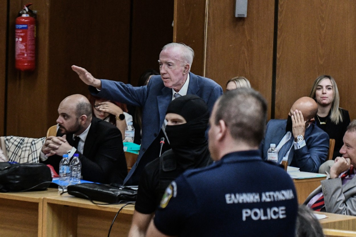 Un avocat al extremiştilor greci din partidul Zori Aurii, tată al unui ministru, a ridicat braţul într-un salut nazist la proces