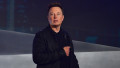Elon Musk vorbește la microfon pe scenă.
