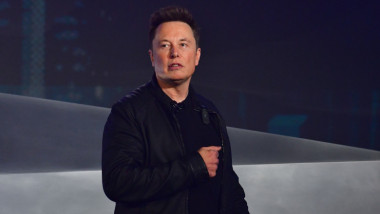 Elon Musk vorbește la microfon pe scenă.