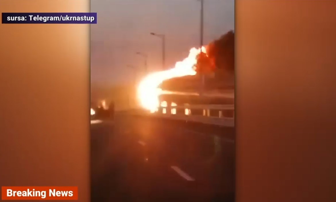 VIDEO Podul care leagă Crimeea de Rusia a fost aruncat în aer. Rușii spun că o mașină-capcană a explodat și un tren-cisternă a luat foc