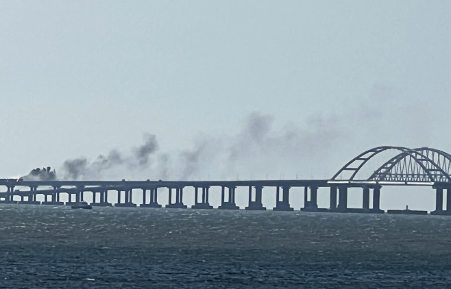 Podul care leagă Crimeea de Rusia a fost aruncat în aer