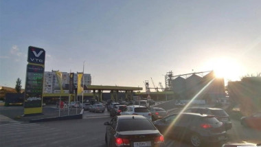 coadă de mașini la benzinărie