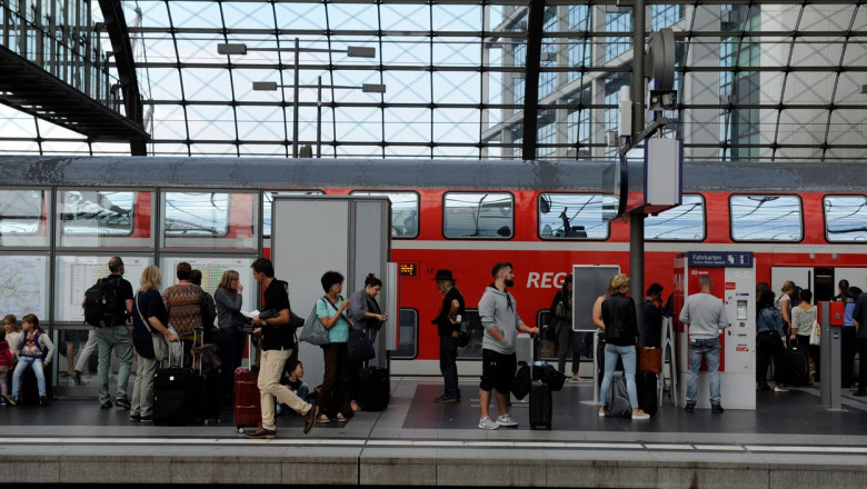 oameni pe peron la o stație de tren