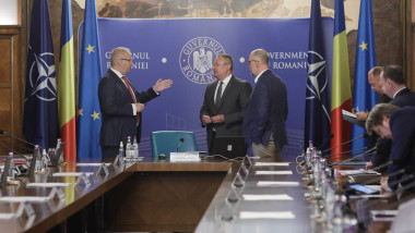 Vasile Dîncu, Nicolae Ciucă și Kelemen Hunor la o ședință de guvern
