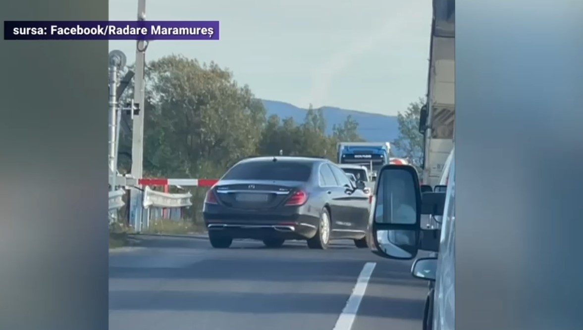VIDEO Mașina vicepreședinte CJ Satu Mare, filmată în timp ce se strecura printre barierele închise de cale ferată
