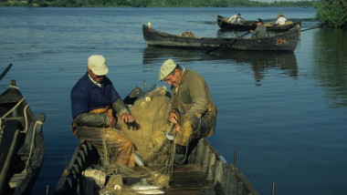 Pescari în bărci, în Delta Dunării