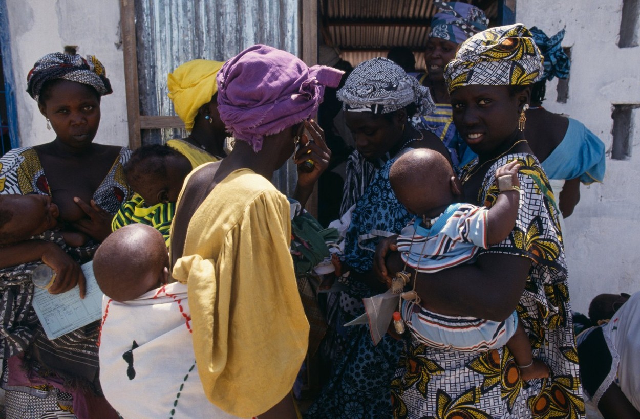 Medicamente suspecte în Gambia. Preşedintele ordonă măsuri după moartea a zeci de copii