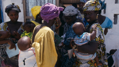 Femei cu copii în Gambia