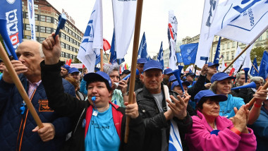 Oameni la un protest în Praga