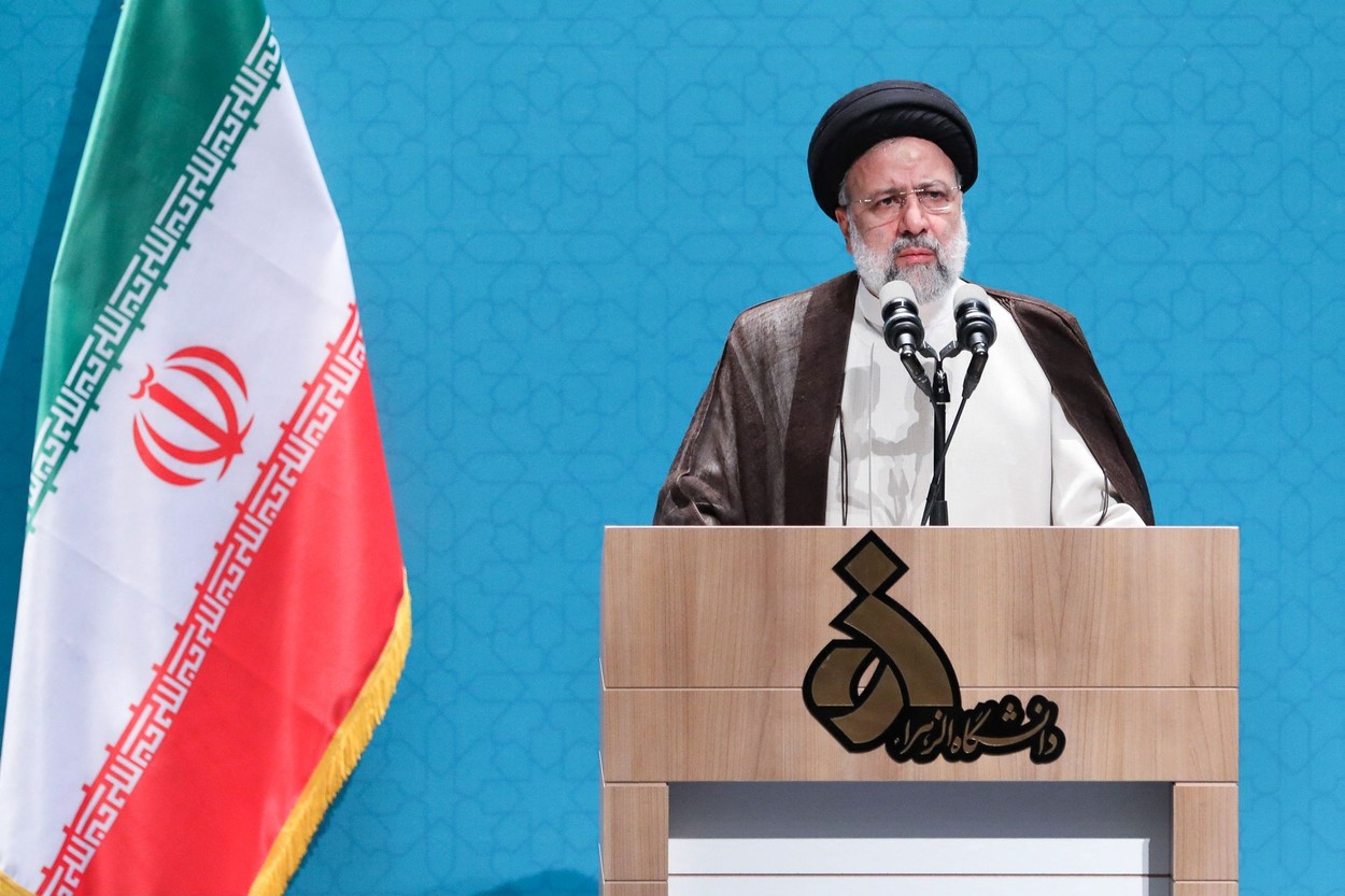 Studentele iraniene l-au întâmpinat pe președintele țării cu degetele ridicate, strigând „moarte opresorului” și „Dispari!”