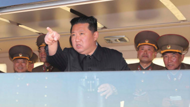 Kim Jong Un arată cu degetul.