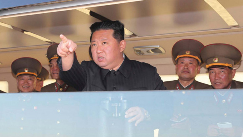 Kim Jong Un arată cu degetul.