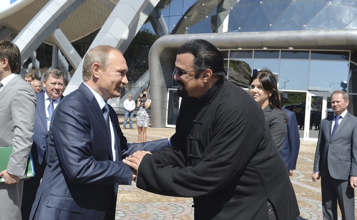 De pe platourile de filmare, în dosare penale: Ucraina îl menționează pe Steven Seagal într-un caz de contrabandă. Care sunt acuzațiile