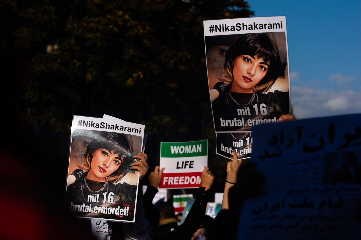 Nika Shakarami a fost bătută până la moarte de forțele iraniene, acuză mama fetei de 16 ani