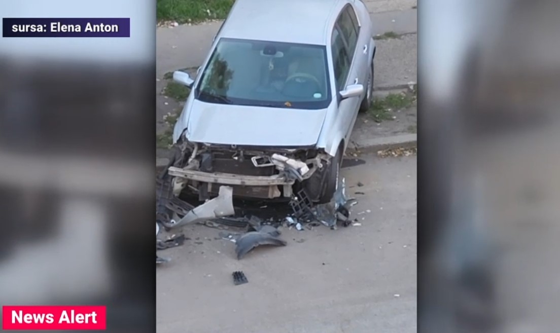 VIDEO Un șofer urmărit de poliție a distrus trei mașini parcate pe marginea drumului și a fugit de la locul accidentului