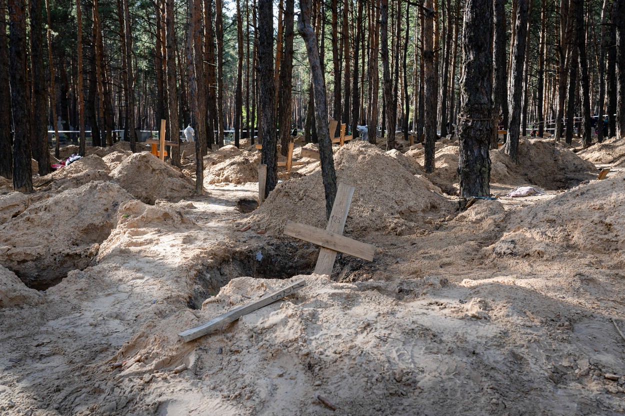 Cadavre de copii găsite într-un cimitir proaspăt săpat lângă Liman. O groapă comună cu militari ucraineni, descoperită în aceeași zonă