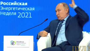 Vladimir Putin gesticulează cu mâna