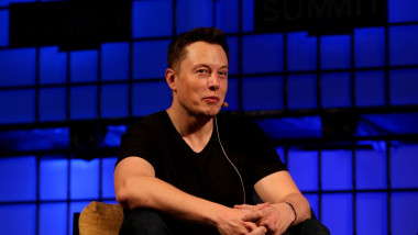 Elon Musk acordă un interviu.