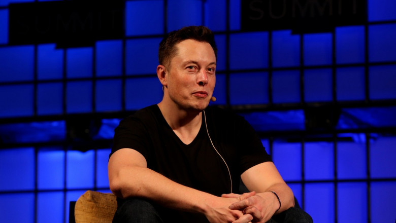 Elon Musk acordă un interviu.