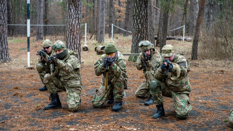 Militari ucraineni care se atrenează