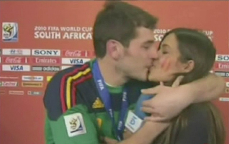 Iker Casillas celebrate Spain's World Cup victory by kissing his interviewer girlfriend Sara Carbonero live on air