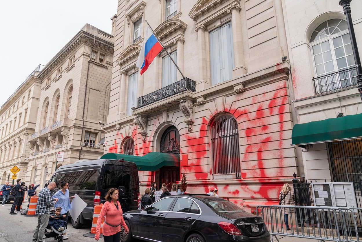Protestatarii au aruncat cu vopsea roșie pe Consulatul Rusiei la New York după ce Putin a anunțat ruperea ilegală a Ucrainei
