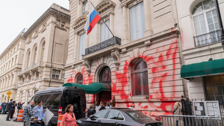 Faţada consulatului Rusiei la New York a fost vandalizată cu vopsea roşie.