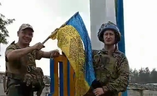 Momentul când soldații ucraineni ridică steagul în orașul Liman, în care militarii ruși au fost încercuiți