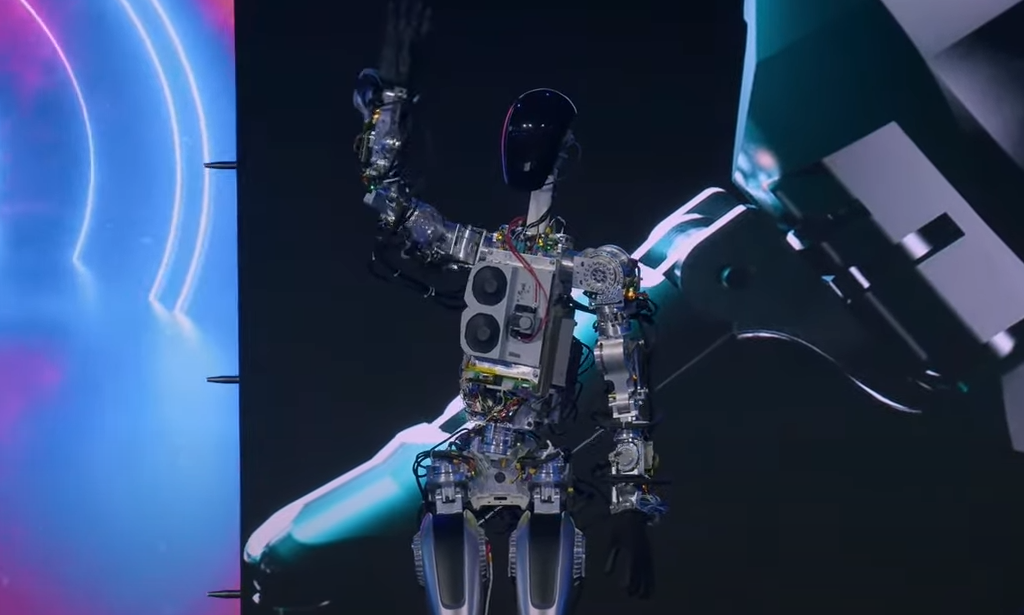 VIDEO. Elon Musk a prezentat două prototipuri ale robotului umanoid Optimus