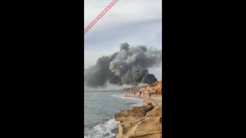 Fum gros și explozii pe cea mai importantă bază aeriană din Crimeea. Rușii spun că a luat foc un avion care a ieșit de pe pistă